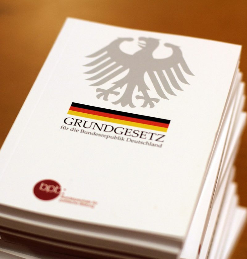 Ausgabe des Grundgesetzes für die Bundesrepublik Deutschland mit Bundesadler auf dem Einband.